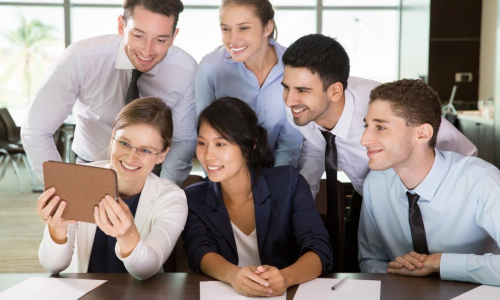 Dashboard de análisis financiero en pantalla de ordenador