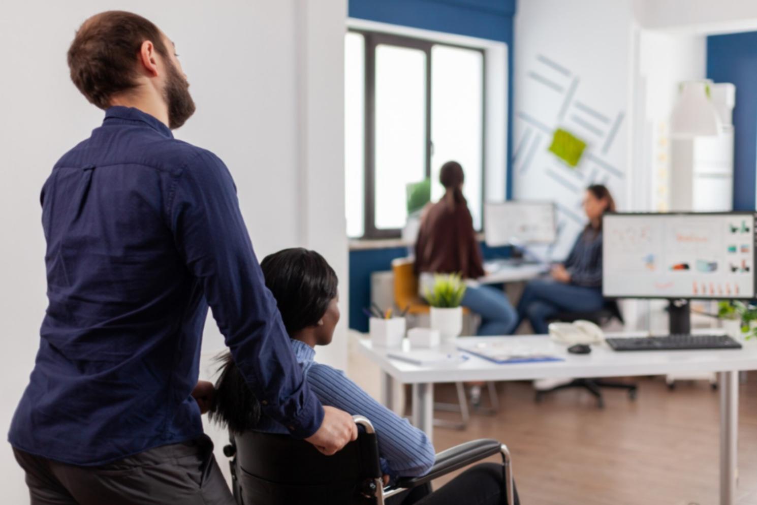 Reunión de equipo revisando informes y estrategias de comunicación